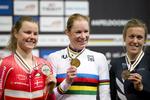 Glæden var ikke til at tage fejl af hos de tre medaljevindere i omnium. Fra venstre er det Amalie Dideriksen, Kirsten Wild og Rushlee Buichanan.
     Peter Dejong/AP