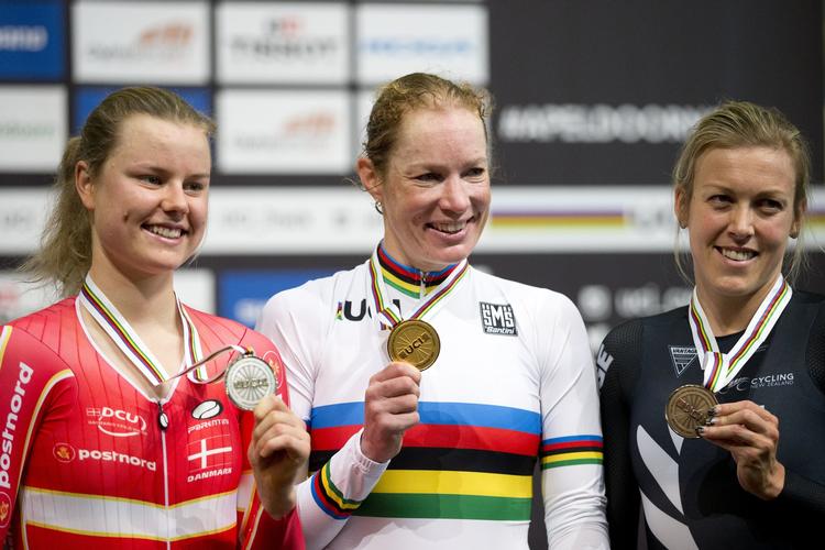 Glæden var ikke til at tage fejl af hos de tre medaljevindere i omnium. Fra venstre er det Amalie Dideriksen, Kirsten Wild og Rushlee Buichanan.
     Peter Dejong/AP