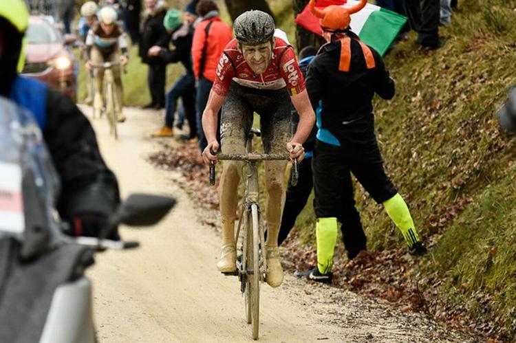 Tiesj Benoot har sat sit succesrige soloridt i gang på vej mod sejren i Strade Bianche. Foto: LaPresse-Ferrari/Paolone.  