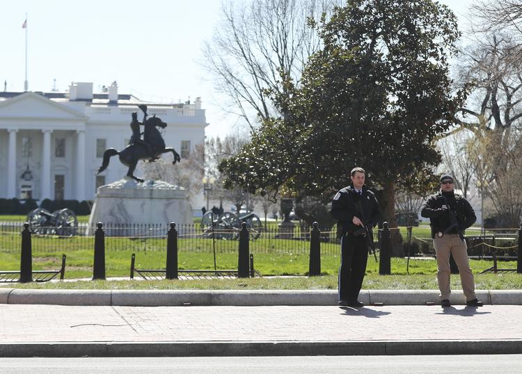 
   Betjente tager opstilling foran Det Hvide Hus efter en mand tilsyneladende har skudt sig selv. Pablo Martinez Monsivais/AP