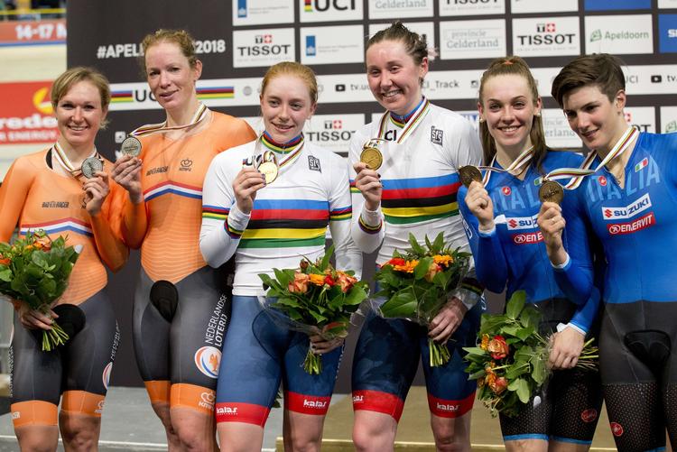 Amalie Dideriksen og Trine Schmidt var kun to point fra at skulle have haft de bronzemedaljer, som italienerne Letizia Paternoster og Maria Giulia Confalonieri (yderst t.h.) stolt viser frem. Guldet erobrede briterne Katie Archibald og Emily Nelson, mens sølvet gik til hollænderne Kirsten Wild og Amy Pieters.
   Peter Dejong/AP