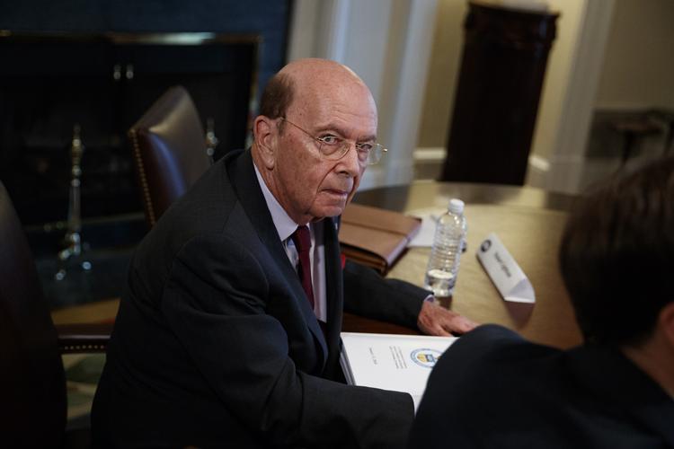 Donald Trump har talt med flere statsledere om told på stål og aluminium, siger handelsminister Wilbur Ross til tv-stationen ABC. Evan Vucci/AP