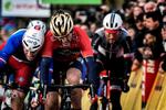 Franskmanden Arnaud Démare (t.v.) vinder den tætte duel med spanieren Gorka Izagirre om sejren på 1. etape i Paris-Nice.-
   Jeff Pachoud/Ritzau Scanpix