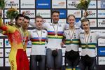 Danskerne Niklas Larsen og Casper Folsach nåede aldrig i nærheden af podiet ved VM i parløb. Her ses de tre medaljevindende konstellationer: De tyske verdensmestre Roger Kluge og Theo Reinhardt flankeret af de spanske sølvvindere Alberto Torres og Sebastian Mora samt australierne Cameron Meyer og Callum Scotson.
   Peter Dejong/AP