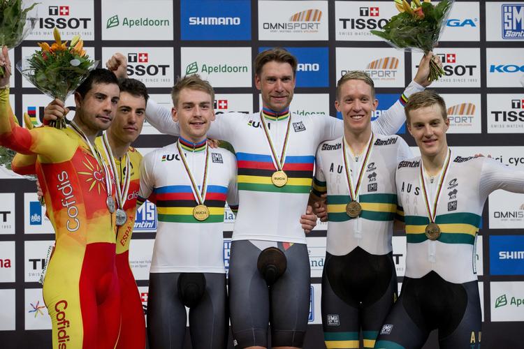 Danskerne Niklas Larsen og Casper Folsach nåede aldrig i nærheden af podiet ved VM i parløb. Her ses de tre medaljevindende konstellationer: De tyske verdensmestre Roger Kluge og Theo Reinhardt flankeret af de spanske sølvvindere Alberto Torres og Sebastian Mora samt australierne Cameron Meyer og Callum Scotson.
   Peter Dejong/AP