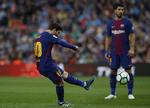 For tredje ligakamp i træk scorede Lionel Messi direkte på frispark, så argentineren nu er på 24 ligamål og 32 mål i alt i denne sæson. Manu Fernandez/AP