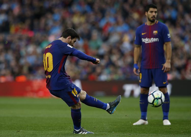 For tredje ligakamp i træk scorede Lionel Messi direkte på frispark, så argentineren nu er på 24 ligamål og 32 mål i alt i denne sæson. Manu Fernandez/AP