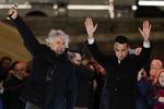 ARKIVFOTO. Hhv.  grundlægger Beppe Grillo (til venstre) og spidskandidat Luigi Di Maio for Femstjernebevægelsentil et vælgermøde i Rom 2. marts.  Andrew Medichini/AP