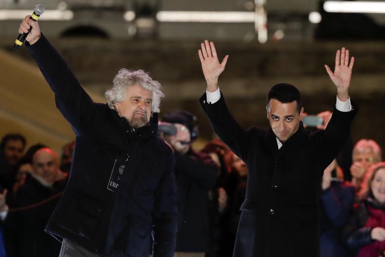 ARKIVFOTO. Hhv.  grundlægger Beppe Grillo (til venstre) og spidskandidat Luigi Di Maio for Femstjernebevægelsentil et vælgermøde i Rom 2. marts.  Andrew Medichini/AP