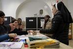 En nonne stemmer ved et valgsted tæt ved Vatikanet i søndagens italienske valg.
 Alessandra Tarantino/AP