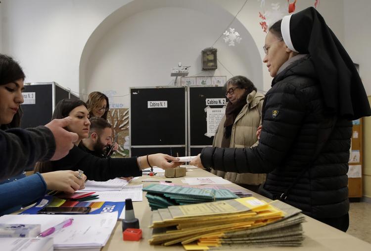 En nonne stemmer ved et valgsted tæt ved Vatikanet i søndagens italienske valg.
 Alessandra Tarantino/AP