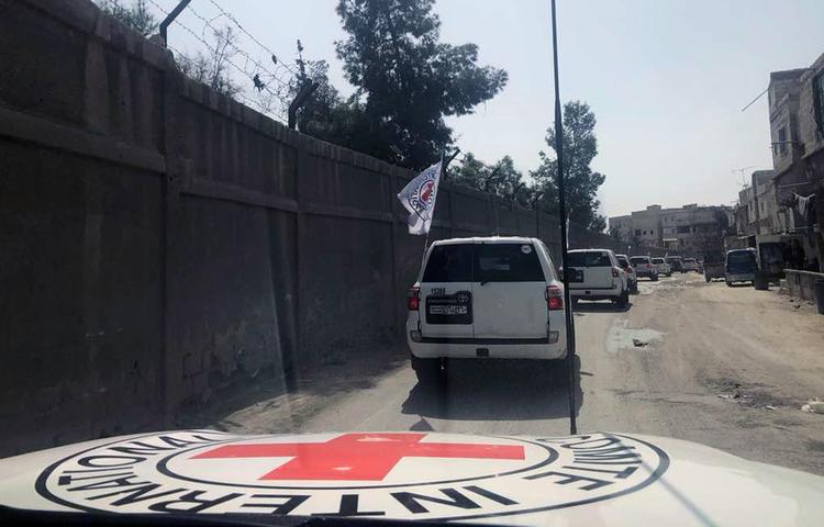 En konvoj på 46 lastbiler er lige nu på vej ind i Østghouta, hvor 400.000 indbyggere de seneste uger har været fanget i kampe mellem Assad-tropper og oprørere. Billedet her er fra i dag og er offentliggjort af Røde Kors, der er med i konvojen.
    
   /AP