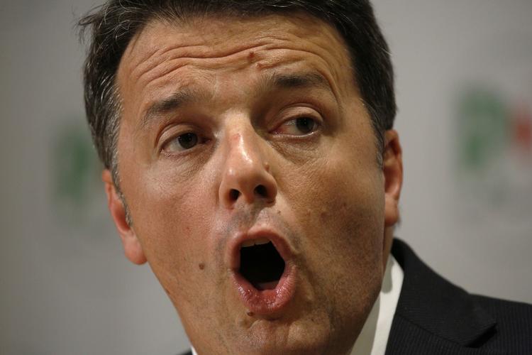 Den 43-årige Renzi blev for et par år siden anset for at være den eneste politiker, som kunne bringe Italien på ret køl, men før valget blev han på få måneder en af Italiens mest upopulære politiske ledere. Domenico Stinellis/AP