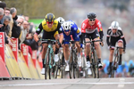 Dylen Groenewegen holder på suveræn vis Elia Viviani og André Gredipel bag sig i spurten på 2. etape i Paris-Nice. Fotot: A.S.O/Alex Broadway. 