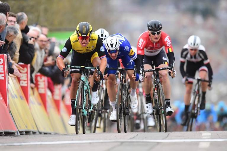 Dylen Groenewegen holder på suveræn vis Elia Viviani og André Gredipel bag sig i spurten på 2. etape i Paris-Nice. Fotot: A.S.O/Alex Broadway. 