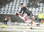 
    AC Horsens' Jonas Borring (th.) i hård infight med  AaB's Jakob Ahlmann. Det var ikke for kønt, det de to hold leverede på snebanen i Aalborg.  Henning Bagger/Ritzau Scanpix