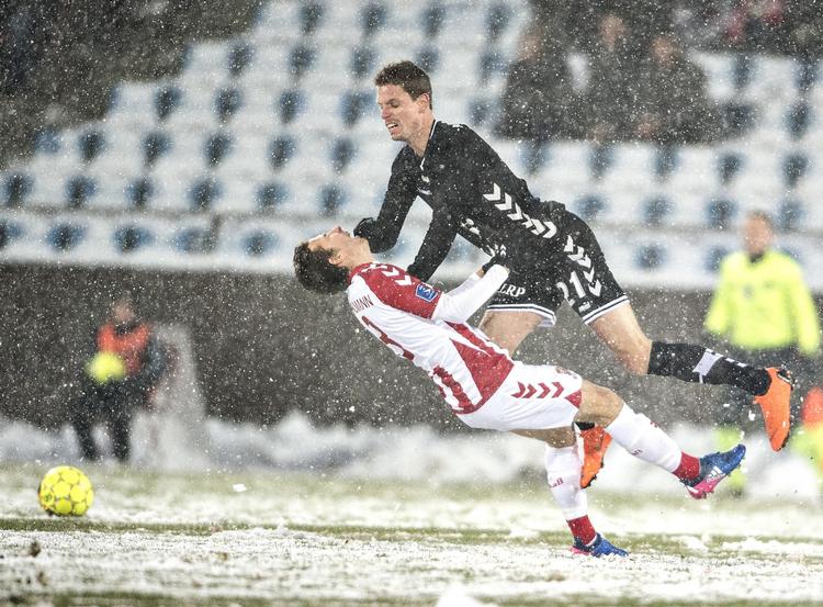 
    AC Horsens' Jonas Borring (th.) i hård infight med  AaB's Jakob Ahlmann. Det var ikke for kønt, det de to hold leverede på snebanen i Aalborg.  Henning Bagger/Ritzau Scanpix