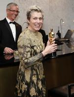 Skuespilleren Frances McDormand med sin Oscar.  Eric Jamison/AP