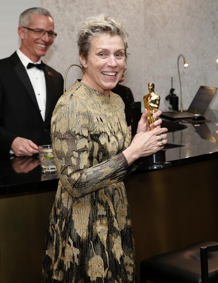 Skuespilleren Frances McDormand med sin Oscar.  Eric Jamison/AP