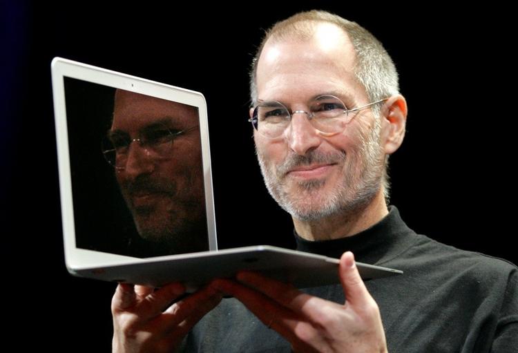 I år er det ti år siden, Steve Jobs viste den første MacBook Air frem under konferencen MacWorld 2008. De fleste havde regnet med at serien ville blive lagt ned af Apple, men nu kan den i stedet blive en konkurrent til Windows-PC'er i den billige ende (Foto: AP Photo/Jeff Chiu) 
