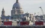 Organisationen Justice4Grenfell står bag de tre kørende billboards - her med det ikoniske St. Pauls Cathedral i baggrunden.  Jeff Moore/AP