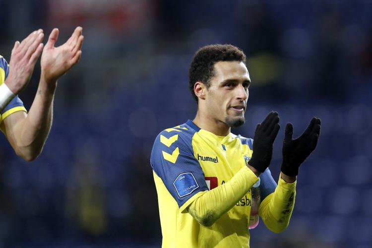 Brøndbys brillante midtbanespiller Hany Mukhtar klapper og siger tak til fansene. Brøndby og FC Midtjylland spiller hjemme i dag og fortsætter formentlig det tætte kapløb side om side i tabellentoppen
   Jens Dresling/POLFOTO