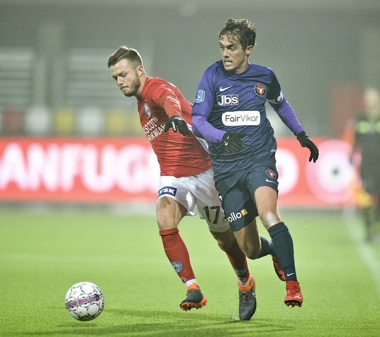 
Anfører Jakob Poulsen var på ny en dominerende spiller, da FC Midtjylland slog Silkeborg. Her er han i en duel med hjemmeholdets Casper Sloth (tv)
   Norde Ernst Van/Ritzau Scanpix