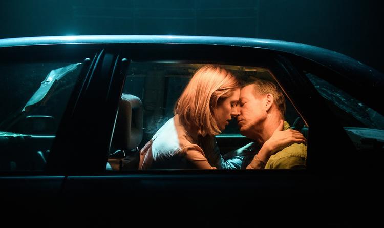 'Crash' handler om et ægtepar, der kører galt, og forestillingen er deres sidste sekunder i slowmotion. Søren Meisner/Edison