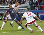 Lukas Lerager i jagt på Neymar i en ligakamp for Bordeaux.  Michel Euler/AP