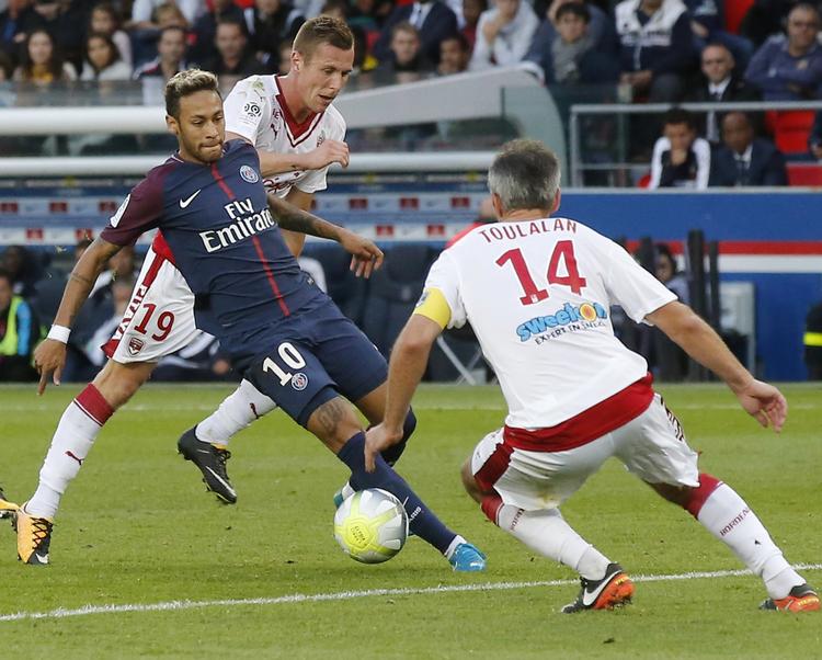 Lukas Lerager i jagt på Neymar i en ligakamp for Bordeaux.  Michel Euler/AP