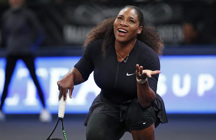 Serena Williams i aktion mandag i New York.  Kathy Willens/AP