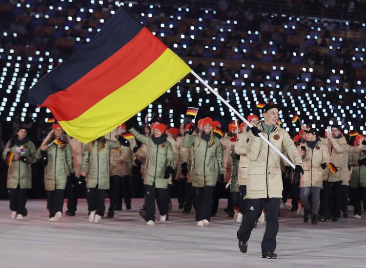 Nationalsangen, som for eksempel synges ved store sportsbegivenheder, skal ændres, mener Tysklands ligestillingsminister. Billedet er fra åbningen af vinter-OL. Petr David Josek/AP
