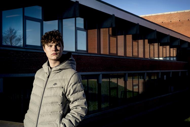 Alt for få af folkeskolens afgangselever søger ind på en erhvervsuddannelse. DSE's formand, Jakob Bonde Nielsen mener, at problemet kan løses, hvis folkeskolen bliver mere fokuseret på praktiske fag.
   Lund Tanja Carstens/POLFOTO