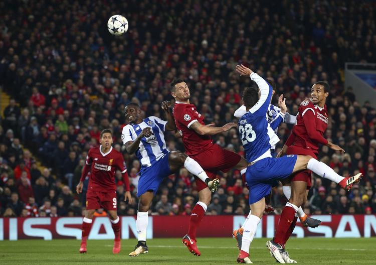 Et hovedstød fra Dejan Lovren - men mål blev der ikke... Dave Thompson/AP