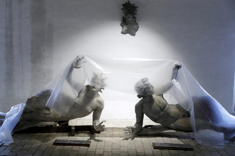 Brandfolk skyndte sig at dække de historiske skulpturer i Christian IV.'s Bryghus med plast, da der gik hul på et sprinkleranlæg. Samlingen blev reddet. Jens Dresling/POLFOTO
