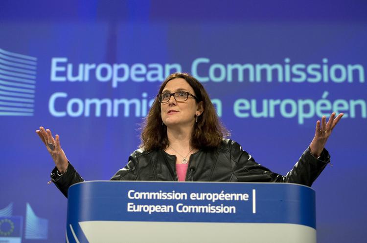 EU’s handelskommissær Cecilia Malmström annoncerede onsdag, at EU vil svare hårdt igen på Donald Trumps planer om told på stål og aluminium. Virginia Mayo/AP