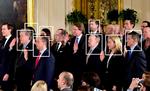 Medarbejderne i Det Hvide Hus tages i ed 22. januar 2017. Siden er usædvanlig mange af dem forsvundet igen. Indrammet fra venstre mod højre: Stephen Bannon, bag ham Omarosa Manigault Newman, Reince Priebus, bag ham Hope Hicks, Sean Spicer, Rob Porter, Katie Walsh og Michael Flynn. Mandel Ngan/Ritzau Scanpix