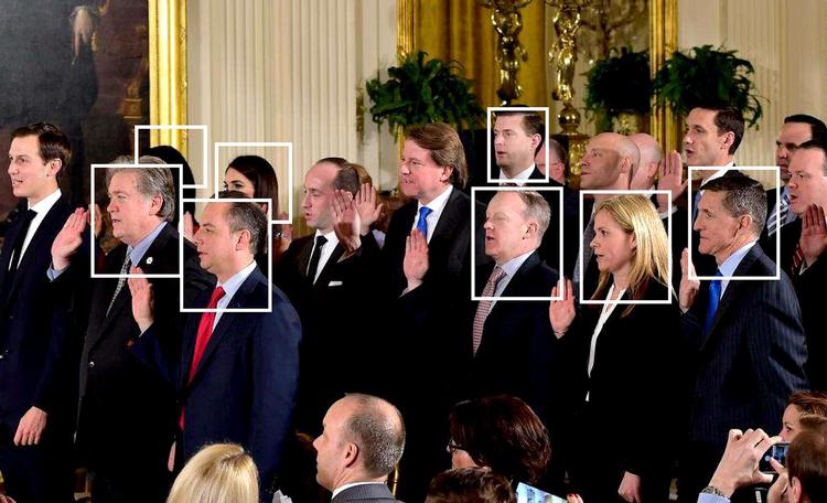 Medarbejderne i Det Hvide Hus tages i ed 22. januar 2017. Siden er usædvanlig mange af dem forsvundet igen. Indrammet fra venstre mod højre: Stephen Bannon, bag ham Omarosa Manigault Newman, Reince Priebus, bag ham Hope Hicks, Sean Spicer, Rob Porter, Katie Walsh og Michael Flynn. Mandel Ngan/Ritzau Scanpix