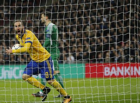 Efter en udligning af Gonzalo Higuain (billedet) fik Juventus scoret igen - og så skulle Tottenham jagte en udligning. Frank Augstein/AP