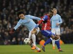 Manchester Citys Leroy Sane (tv.) i duel med Basels Geoffroy Serey Die. Rui Vieira/AP