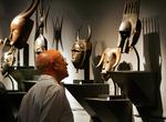 
 En besøgende studerer nogle afrikanske genstande fra en privat fransk samling, der for et par år siden var på auktion i Paris (arkiv).
   Remy De La Mauviniere/AP