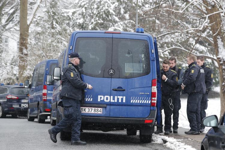 Nordsjællands Politi er torsdag i gang med en større aktion, som skyldes en efterforskning, der sker i samarbejde med PET og Københavns Politi.
Aktionen finder sted på Bistrup Byvej, hvor Rudersdahl Kommune har flytningeboliger. Jens Dresling/POLFOTO