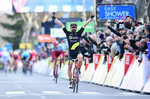 Jérôme Cousin overrumpler Nils Politt i spurten og vinder 5. etape i Paris-Nice. I baggrunden skimtes en blå trøje tilhørende Magnus Cort, som kører ind på fjerdepladsen. Foto: A.S.O./Alex Broadway. 