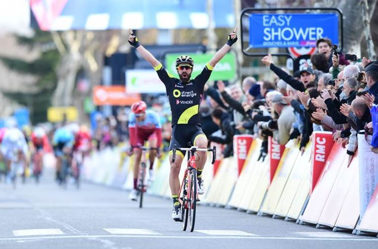Jérôme Cousin overrumpler Nils Politt i spurten og vinder 5. etape i Paris-Nice. I baggrunden skimtes en blå trøje tilhørende Magnus Cort, som kører ind på fjerdepladsen. Foto: A.S.O./Alex Broadway. 