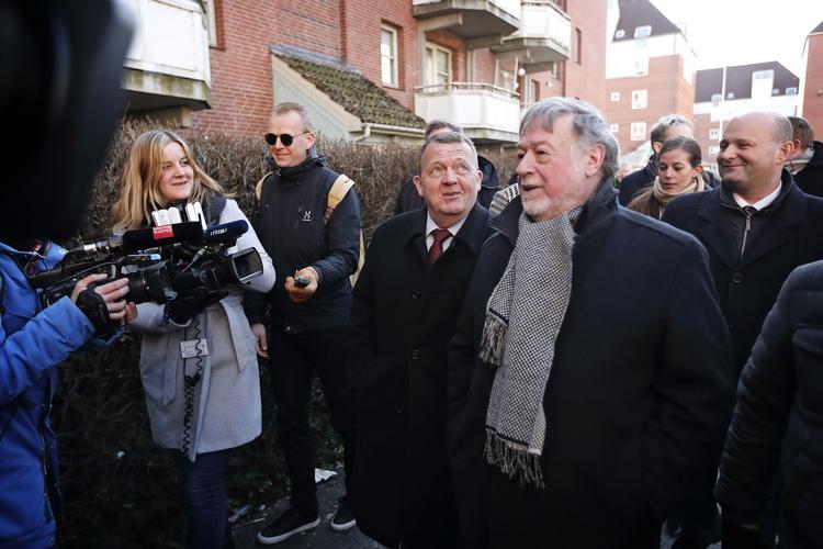 Pressemøde i Mjølnerparken om regeringens gettoudspil. Organisationsformand Jan Hyttel viser Statsminister Lars Løkke Rasmussen, Udlændinge og integrationsminister Inger Støjberg, Justitsminister Søren Pape, Transport-, bygnings- og boligminister Ole Birk Olesen, Børne- og socialminister Mai Mercado, Undervisningsminister Merete Riisager, Beskæftigelsesminister Troels Lund Poulsen rundt. Jens Dresling/POLFOTO