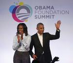Tv kan være fremtiden for ægteparret Obama, Barack og Michelle, der måske taler med Netflix om at lave eksklusivt produceret indhold til tjenesten.  Charles Rex Arbogast/AP
