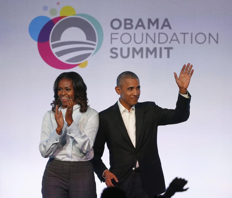 Tv kan være fremtiden for ægteparret Obama, Barack og Michelle, der måske taler med Netflix om at lave eksklusivt produceret indhold til tjenesten.  Charles Rex Arbogast/AP