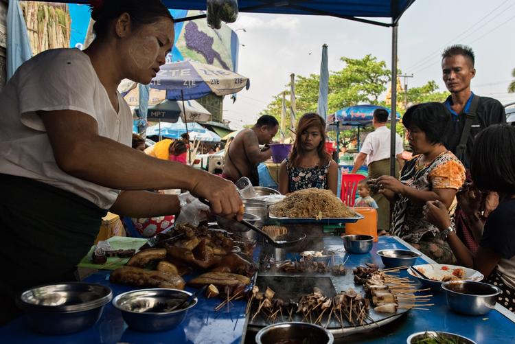 Ma Than Than Aye har en lille gaderestaurant i Myanmars hovedby, Yangon. Hun mener, at Aung San Suu Kyi er den helt rigtige til at lede landet. Claus Blok Thomsen