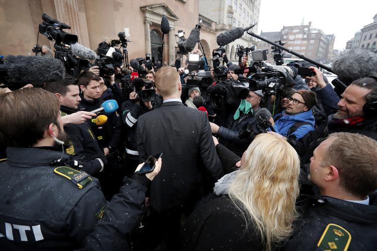 Retssagen mod ubådskaptajnen dækkes af journalister fra 15 lande. Anklager Jakob Buch-Jepsen interviewes. Jens Dresling/POLFOTO
