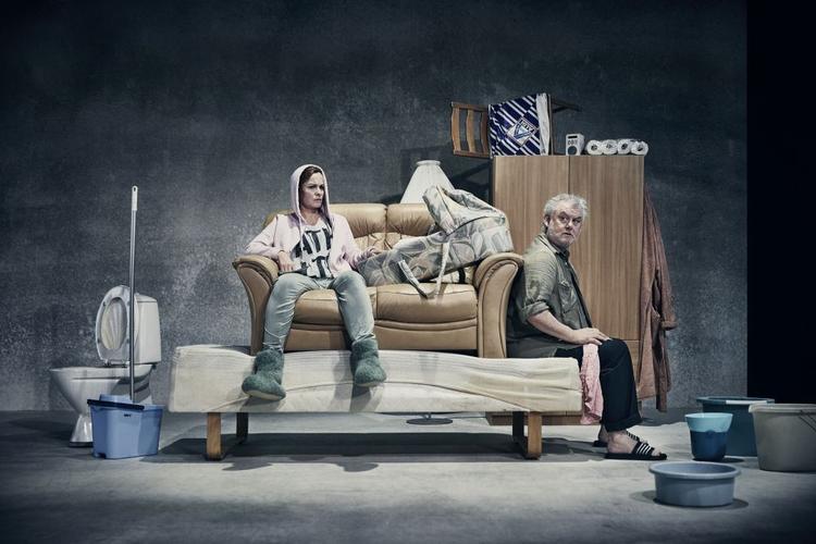 Biljana Stojkoska og Jesper Hyldegaard i 'Vi har gjort det vi kunne' - en af de tre forestillinger, deltagerne på Politikens Kunstkritikerskole har anmeldt. 